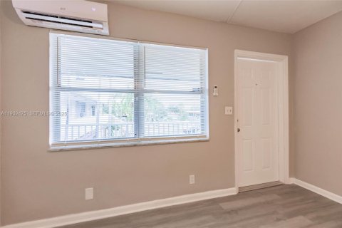 Condo in Hollywood, Florida, 1 bedroom  № 1993061 - photo 5