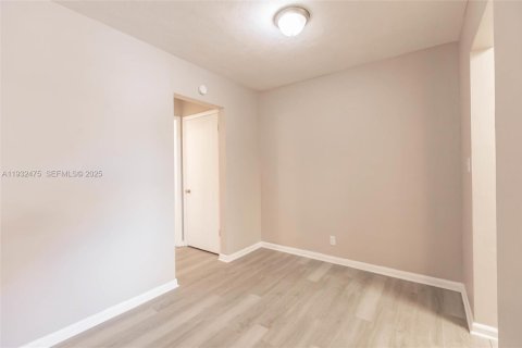 Condo in Hollywood, Florida, 1 bedroom  № 1993061 - photo 13