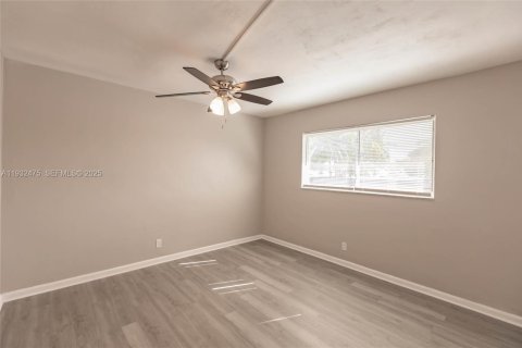 Condo in Hollywood, Florida, 1 bedroom  № 1993061 - photo 23