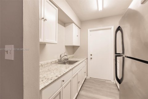 Condo in Hollywood, Florida, 1 bedroom  № 1993061 - photo 16