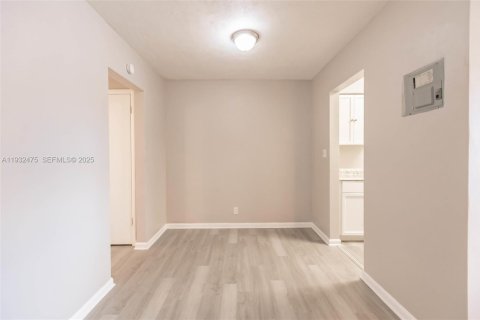 Condo in Hollywood, Florida, 1 bedroom  № 1993061 - photo 12