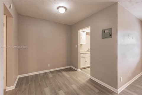 Condo in Hollywood, Florida, 1 bedroom  № 1993061 - photo 11