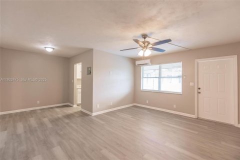Condo in Hollywood, Florida, 1 bedroom  № 1993061 - photo 4