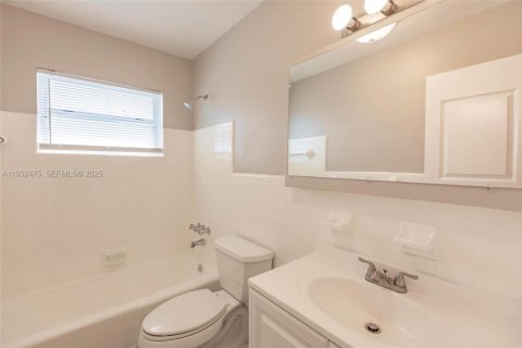 Condo in Hollywood, Florida, 1 bedroom  № 1993061 - photo 20