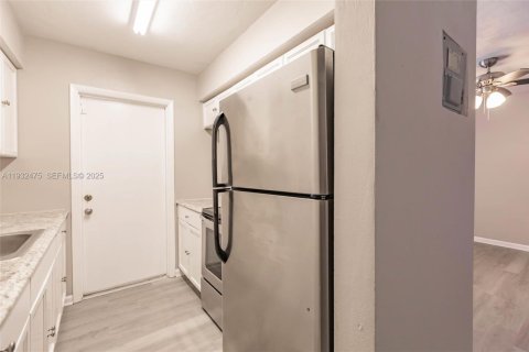 Condo in Hollywood, Florida, 1 bedroom  № 1993061 - photo 15