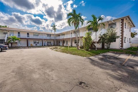 Condo in Hollywood, Florida, 1 bedroom  № 1993061 - photo 1