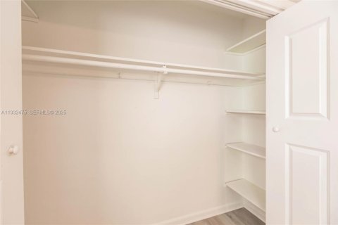 Condo in Hollywood, Florida, 1 bedroom  № 1993061 - photo 27