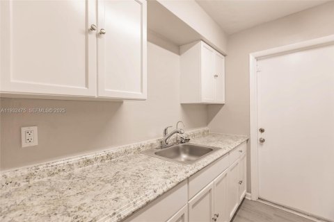 Condo in Hollywood, Florida, 1 bedroom  № 1993061 - photo 17