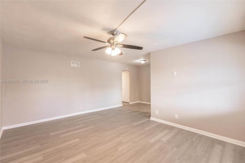 Condo in Hollywood, Florida, 1 bedroom  № 1993061 - photo 7