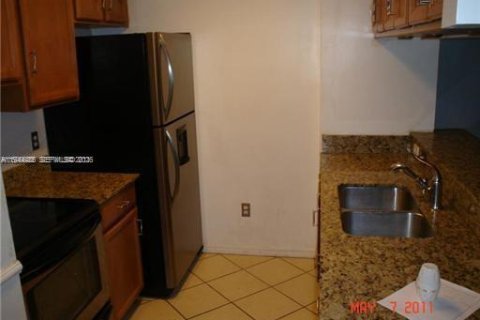 Condo in Hollywood, Florida, 1 bedroom  № 2001056 - photo 13