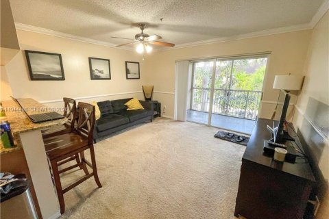 Condo in Hollywood, Florida, 1 bedroom  № 2001056 - photo 2