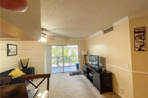 Condo in Hollywood, Florida, 1 bedroom  № 2001056 - photo 3