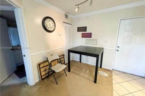 Condo in Hollywood, Florida, 1 bedroom  № 2001056 - photo 14