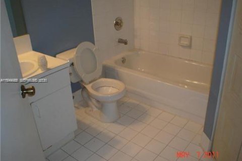 Condo in Hollywood, Florida, 1 bedroom  № 2001056 - photo 10