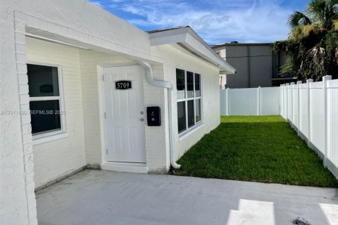 Villa ou maison à louer à Lauderhill, Floride: 3 chambres, 334.45 m2 № 2075192 - photo 5