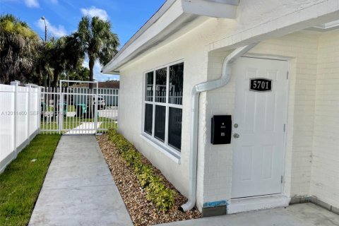 Villa ou maison à louer à Lauderhill, Floride: 3 chambres, 334.45 m2 № 2075192 - photo 3