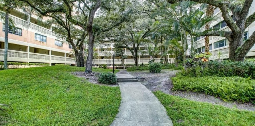 Condo in Lauderhill, Florida, 2 bedrooms  № 1103343