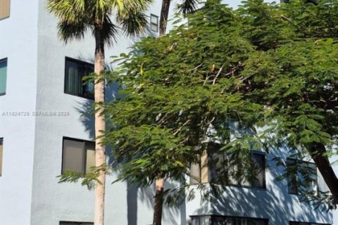 Condominio en venta en North Lauderdale, Florida, 2 dormitorios, 125.42 m2 № 2054934 - foto 2