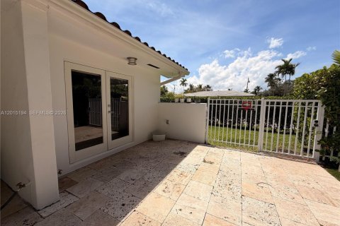 Снять в аренду виллу или дом в Норт-Майами, Флорида 3 спальни, 221.85м2, № 2077900 - фото 27