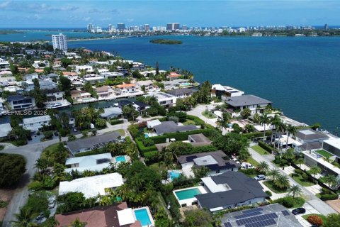 Снять в аренду виллу или дом в Норт-Майами, Флорида 3 спальни, 221.85м2, № 2077900 - фото 5