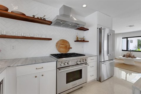 House in Saint Petersburg, Florida 4 bedrooms, 224.08 sq.m. № 1746656 - photo 30