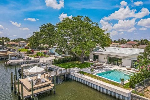 House in Saint Petersburg, Florida 4 bedrooms, 224.08 sq.m. № 1746656 - photo 5