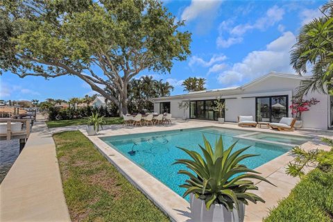 House in Saint Petersburg, Florida 4 bedrooms, 224.08 sq.m. № 1746656 - photo 11