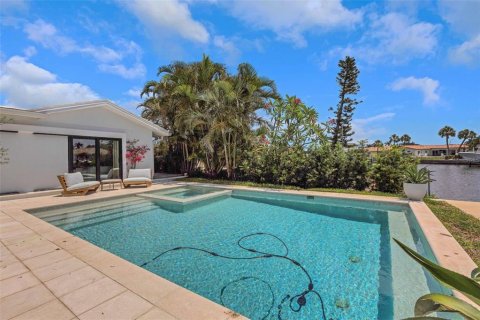 House in Saint Petersburg, Florida 4 bedrooms, 224.08 sq.m. № 1746656 - photo 10