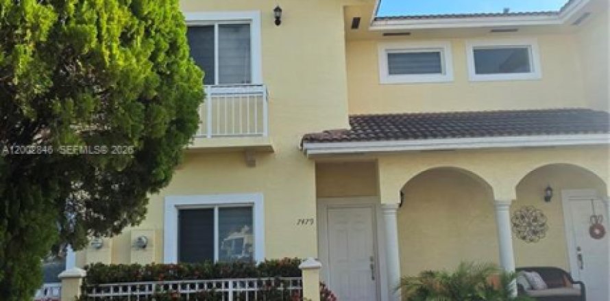 Townhouse in Hialeah, Florida 2 bedrooms, 106.84 sq.m. № 2068114