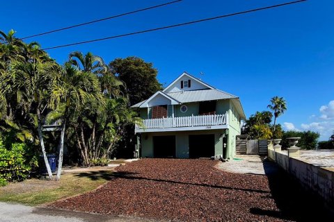 House in Bradenton Beach, Florida 3 bedrooms, 115.94 sq.m. № 2098858