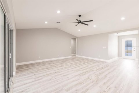 House in Cape Coral, Florida 4 bedrooms, 186.64 sq.m. № 1566690 - photo 8
