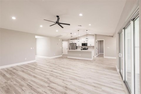 House in Cape Coral, Florida 4 bedrooms, 186.64 sq.m. № 1566690 - photo 9