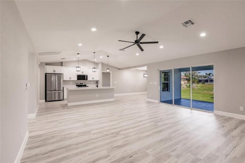 House in Cape Coral, Florida 4 bedrooms, 186.64 sq.m. № 1566690 - photo 10