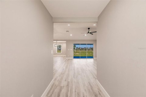 House in Cape Coral, Florida 4 bedrooms, 186.64 sq.m. № 1566690 - photo 6