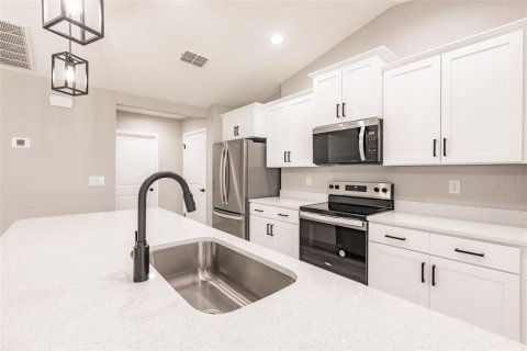 House in Cape Coral, Florida 4 bedrooms, 186.64 sq.m. № 1566690 - photo 15