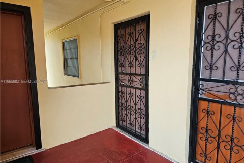 Снять в аренду квартиру в Майами, Флорида 1 спальня, 49.52м2, № 2028526 - фото 2