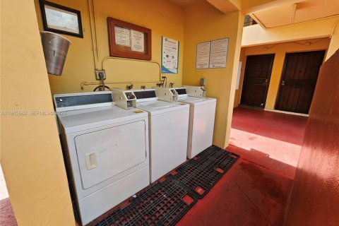 Снять в аренду квартиру в Майами, Флорида 1 спальня, 49.52м2, № 2028526 - фото 10