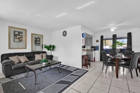 House in Orlando, Florida 3 bedrooms, 88.63 sq.m. № 1550426 - photo 5