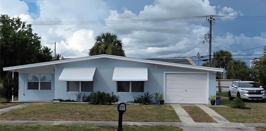 House in Port Charlotte, Florida 3 bedrooms, 92.34 sq.m. № 1869404