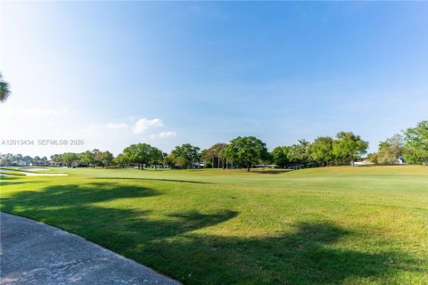 Villa ou maison à louer à Coral Gables, Floride: 4 chambres, 259.94 m2 № 2076329 - photo 10