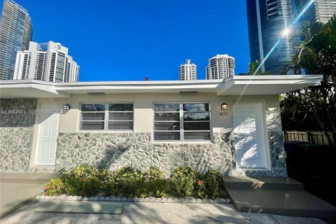 Adosado en alquiler en Sunny Isles Beach, Florida, 3 dormitorios, 111.48 m2 № 2059969 - foto 2