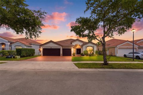 House in Miramar, Florida 5 bedrooms, 248.05 sq.m. № 2065762