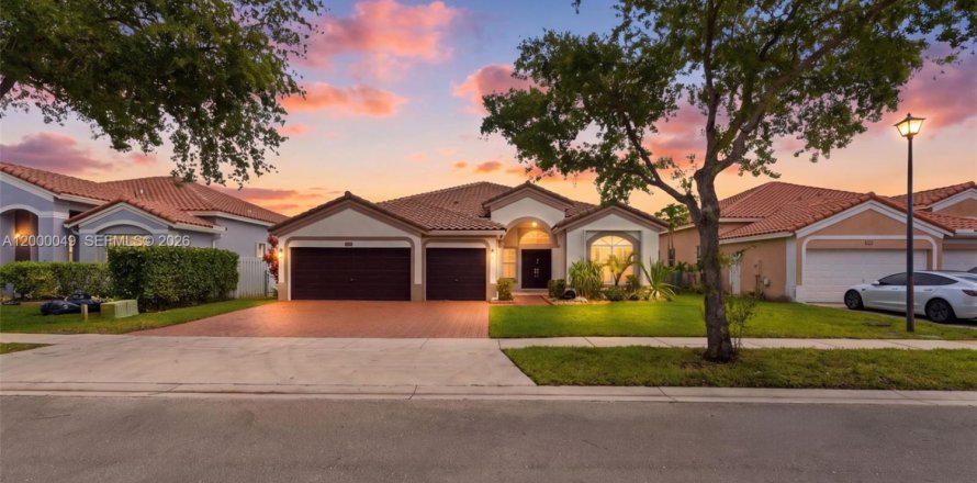 Дом в Мирамар, Флорида 5 спален, 248.05м2 № 2065762