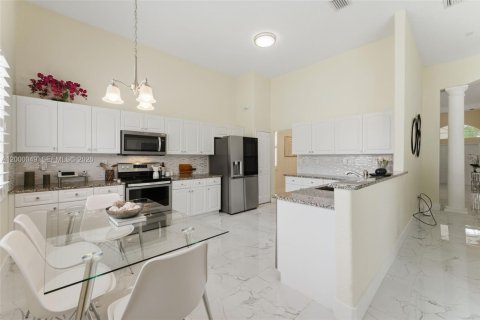 Купить виллу или дом в Мирамар, Флорида 5 спален, 248.05м2, № 2065762 - фото 4