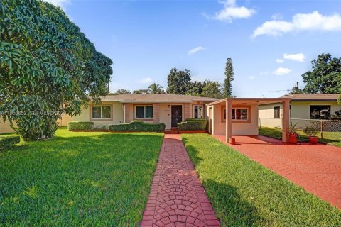 Casa en North Miami Beach, Florida 4 dormitorios, 142.14 m2 № 2008154