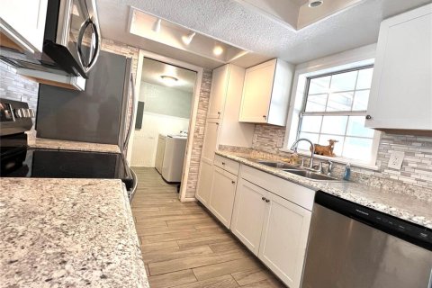 House in Port Charlotte, Florida 3 bedrooms, 137.68 sq.m. № 1516098 - photo 9