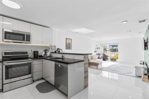 Купить кондоминиум в Майами-Бич, Флорида 2 спальни, 68.75м2, № 2066197 - фото 2