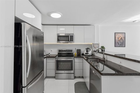 Купить кондоминиум в Майами-Бич, Флорида 2 спальни, 68.75м2, № 2066197 - фото 3