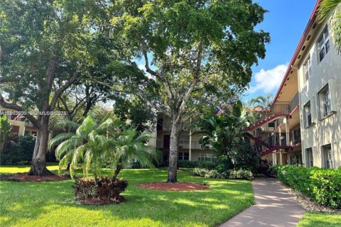 Condo in Pembroke Pines, Florida, 2 bedrooms  № 1991102 - photo 16