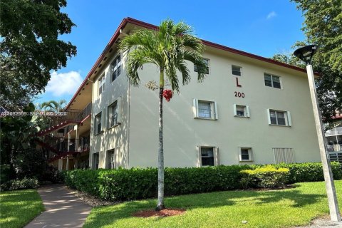 Condo in Pembroke Pines, Florida, 2 bedrooms  № 1991102 - photo 14